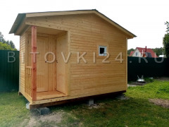 № 20 Бытовка с двускатной крышей по длинной стороне, с крыльцом 1х1м и хоз.помещением